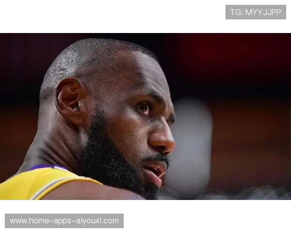 詹姆斯中场组织一记妙传，引领进攻节奏